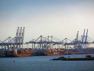 de kranen in de haven van Rotterdam