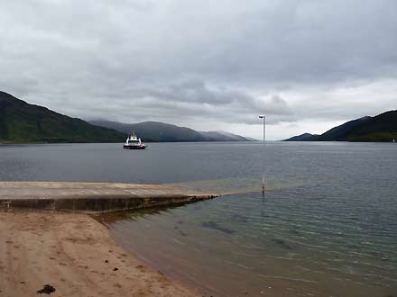 de veerboot over Loch Linnhe, komt uit Nethet Lochaber naar Ardgour