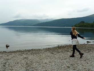 steentjes laten stuiten op Loch Lomond