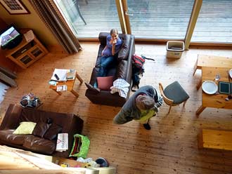 foto van boven van de woonkamer in een Keldy Castle Forest Cabin (of een Strathyre Forest Cabin?)