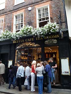 de lange rij bij de kleine Bettys Teahouse (wij zaten bij het raam boven)