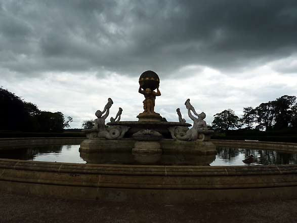 beeld van Atlas, in de tuinen van Castle Howard